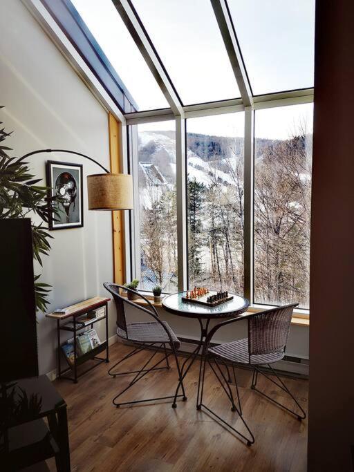 סטונהם Condo Sur 2 Niveaux Avec Magnifique Vue Sur La Montagne מראה חיצוני תמונה